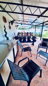 a patio with chairs and a bar with tables at Quinta Coki in Pirayú