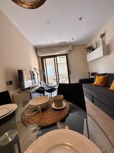 een woonkamer met een tafel en een bank bij Gracia Barcelona Apartment in Barcelona