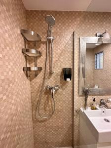 een douche in een badkamer met een wastafel bij Gracia Barcelona Apartment in Barcelona
