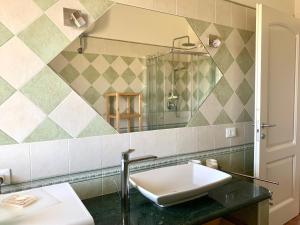 uma casa de banho com um lavatório e um espelho em Casa Vacanza Serena em SantʼAnna Arresi