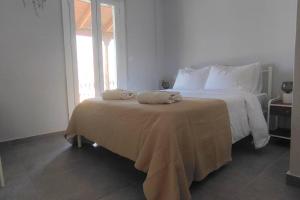 卡林諾斯的住宿－St.Stylianos Apartments，一间卧室配有一张床,上面有两条毛巾