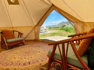 Habitación con tienda de campaña y vistas a las montañas en Sage Oasis Garden Retreat en Hot Springs