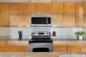 a kitchen with a stove and a microwave at Kasa Bellevue Seattle in Bellevue