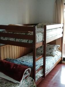 Двухъярусная кровать или двухъярусные кровати в номере Condominio Ilimay Las Cruces