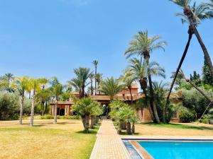 Majestic Luxury Villa Marrakech tesisinde veya buraya yakın yüzme havuzu