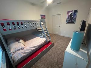 Ein Etagenbett oder Etagenbetten in einem Zimmer der Unterkunft New apt close to universal .