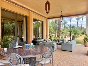 Majestic Luxury Villa Marrakech tesisinde bir restoran veya yemek mekanı
