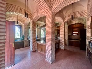 cocina grande con techos abovedados y puerta roja en Majestic Luxury Villa Marrakech, en Marrakech