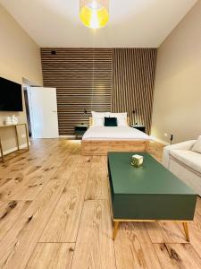 sypialnia z łóżkiem i stolikiem kawowym w obiekcie Apartamenty Kamienica Gwiazda w mieście Krynica Zdrój
