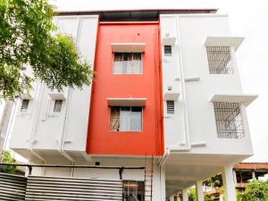 um edifício vermelho na lateral de um edifício em Aditya Guest House em Dispur