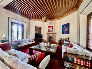 TV a/nebo společenská místnost v ubytování Majestic Luxury Villa Marrakech