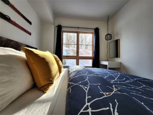 - une chambre avec un lit et une fenêtre dans l'établissement EDM 1500-2/Your Mountain Oasis, à Mont-Tremblant