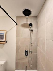 uma cabina de duche na casa de banho com um chuveiro em EDM 1500-2/Your Mountain Oasis em Mont-Tremblant