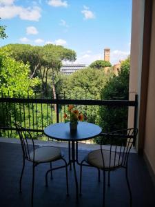 stół i 2 krzesła na balkonie w obiekcie Aurelia City Garden w Rzymie