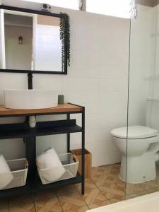 La salle de bains est pourvue d'un lavabo et de toilettes. dans l'établissement La Villa Didine, à Sainte-Luce