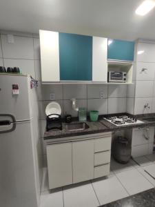 una piccola cucina con frigorifero e lavandino di Apartamento Space Calhau a São Luís