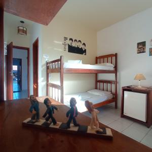 een groep speelgoedmensen die door een slaapkamer lopen bij Pousada do Rock in Arraial d'Ajuda
