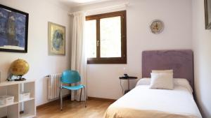 ein Schlafzimmer mit einem Bett und einem Fenster in der Unterkunft Villa Palma 3 in Palma de Mallorca + 33 Fotos