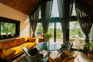 un soggiorno con divano e tavolo di Tindioru Valley Resort a Rõuge