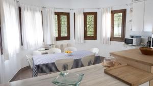 eine Küche und ein Esszimmer mit Tisch und Stühlen in der Unterkunft Villa Palma 3 in Palma de Mallorca