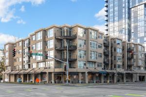 貝爾維尤的住宿－Kasa Bellevue Seattle，街道角上一座大型建筑,有交通灯