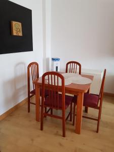 einen Esstisch mit 4 Stühlen, einem Tisch, einem Tisch und einem Stuhl in der Unterkunft Piso Igualdad in Toro
