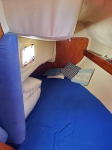 una cama pequeña en la parte trasera de un barco en Diseohl, en Deauville