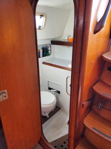 uma casa de banho com WC na parte de trás de um barco em Diseohl em Deauville
