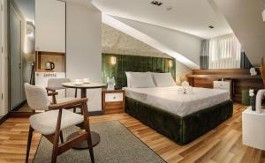 La Mia Suites في إسطنبول: غرفة نوم بسرير وطاولة في غرفة