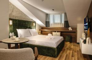 Habitación de hotel con cama y mesa en La Mia Suites en Estambul