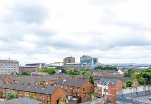 vistas a una ciudad con casas y edificios en Modern Hut in Belfast, en Belfast