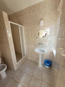 een badkamer met een wastafel en een toilet bij Willa Westa in Mielno