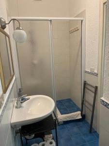 y baño con lavabo y ducha. en Ai Cinque Campanili, en Finale Ligure