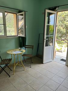 Habitación con mesa, sillas y puerta en Ai Cinque Campanili en Finale Ligure