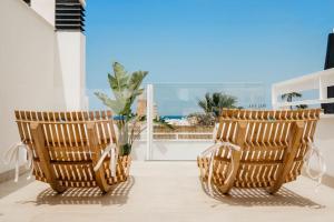 2 sillas en un balcón con vistas al océano en Armonía en el Paraíso - 8 pax, en Zahara de los Atunes