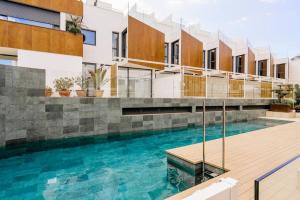 una casa con piscina frente a un edificio en Armonía en el Paraíso - 8 pax, en Zahara de los Atunes