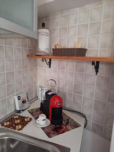 blat kuchenny z czerwonym i czarnym mikserem w obiekcie Stylish Loft Trivano Cagliari 2 beds/2 bath w Cagliari
