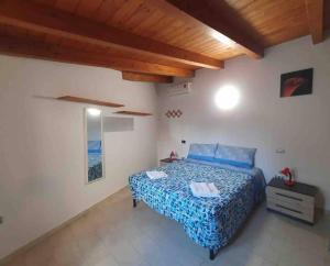 ein Schlafzimmer mit einem Bett und einer Holzdecke in der Unterkunft Stylish Loft Trivano Cagliari 2 beds/2 bath in Cagliari