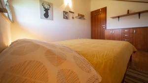 Posteľ alebo postele v izbe v ubytovaní Specious Apartment Manitu in forest countryside