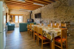 un comedor con una mesa larga y sillas en Casa Barambán en Lasaosa