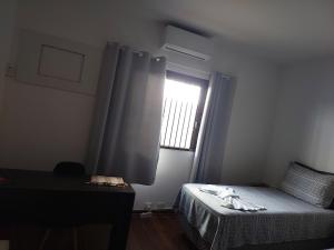 - une chambre avec un lit et une fenêtre dans l'établissement LM HOTEL ARAÇATUBA, à Araçatuba