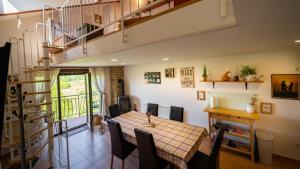 Posedenie v ubytovaní Specious Apartment Manitu in forest countryside