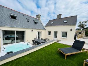 Bazén v ubytování Maison de charme avec jacuzzi - Bretagne / île de Batz nebo v jeho okolí