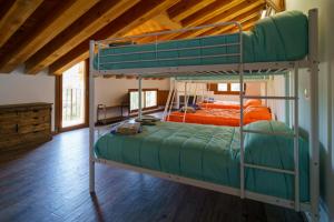 1 dormitorio con 2 literas en una cabaña en Casa Barambán en Lasaosa