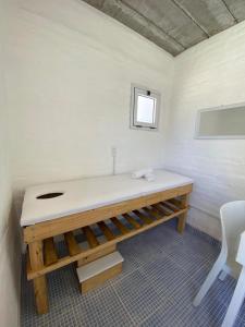 baño con encimera blanca en una habitación en Miraverde en Pinamar