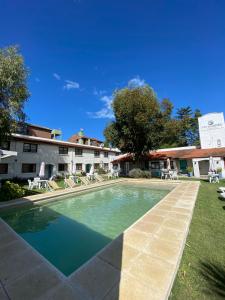 una piscina en el patio de un hotel en Miraverde en Pinamar