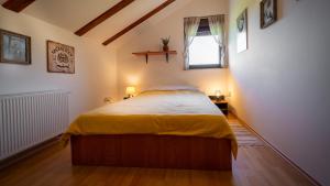 Posteľ alebo postele v izbe v ubytovaní Specious Apartment Manitu in forest countryside