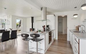 Η κουζίνα ή μικρή κουζίνα στο Lovely Home In Skagen With Wifi