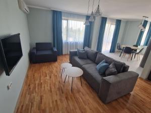 ein Wohnzimmer mit einem Sofa und einem Tisch in der Unterkunft Flowers Apartments in Nessebar