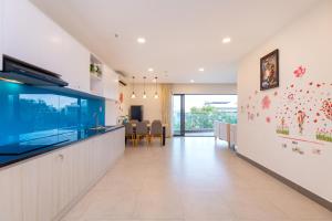 a kitchen and dining room with a large aquarium at Căn hộ nghỉ dưỡng Aria Vũng tàu in Xa Thang Nhut